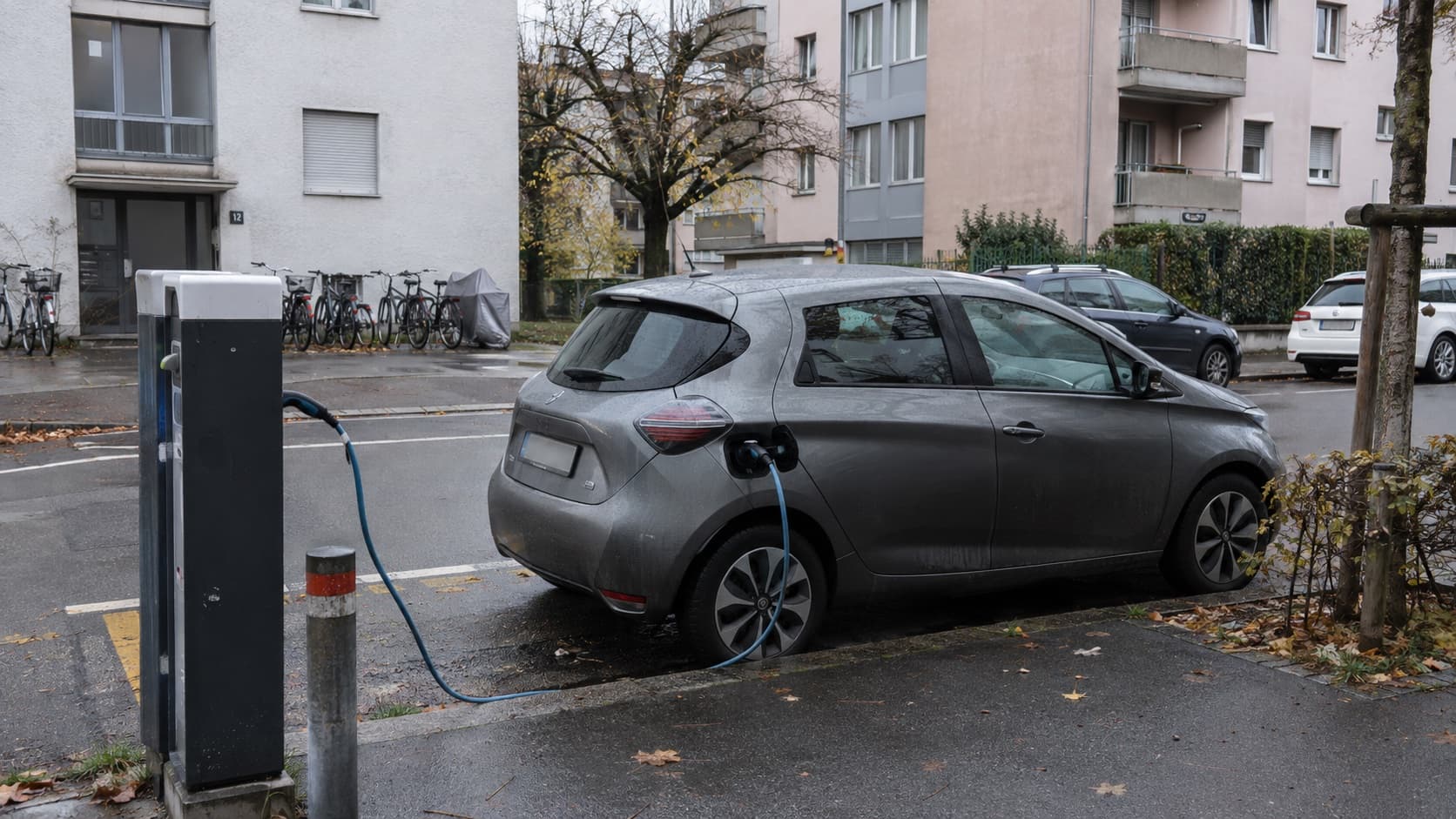 Symbolbild: Elektroauto lädt an einer öffentlichen Station in einem Schweizer Wohnquartier