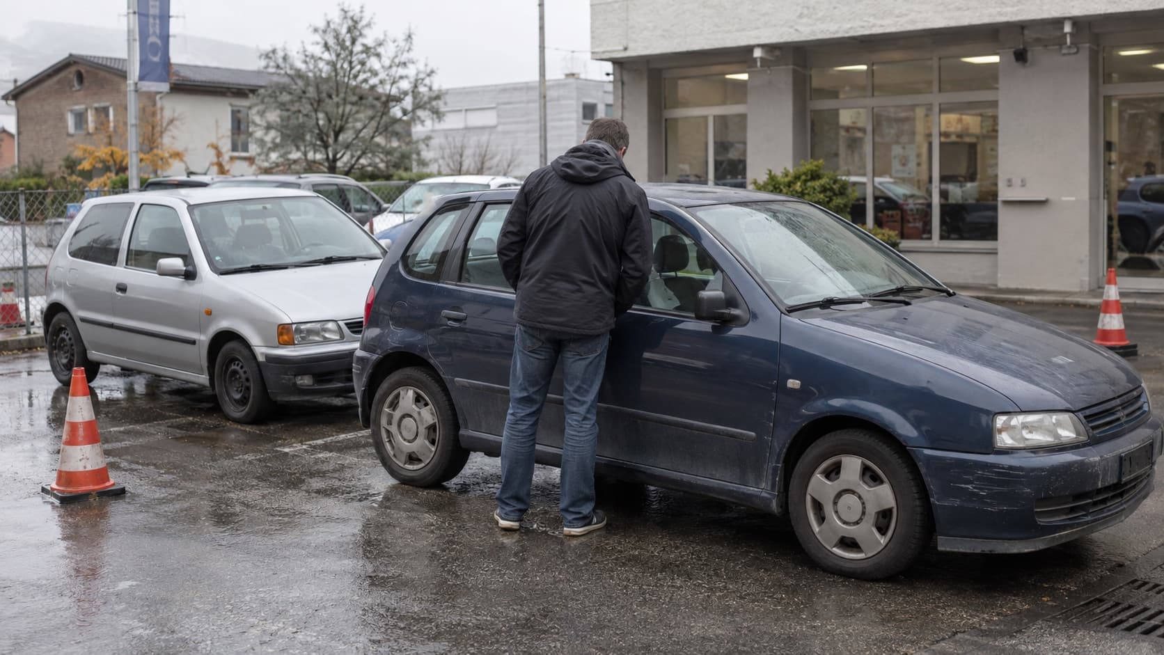 Symbolbild: Käufer vergleicht zwei kompakte Occasionen auf einem Schweizer Händlerplatz